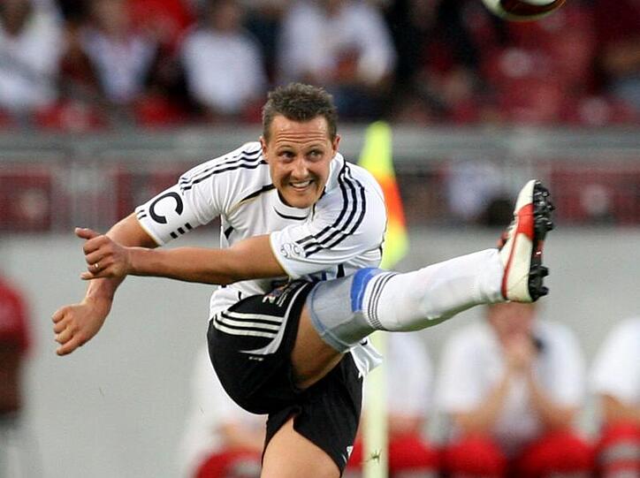 Formel-1-Rekordweltmeister Michael Schumacher ist leidenschaftlicher Fußballer.