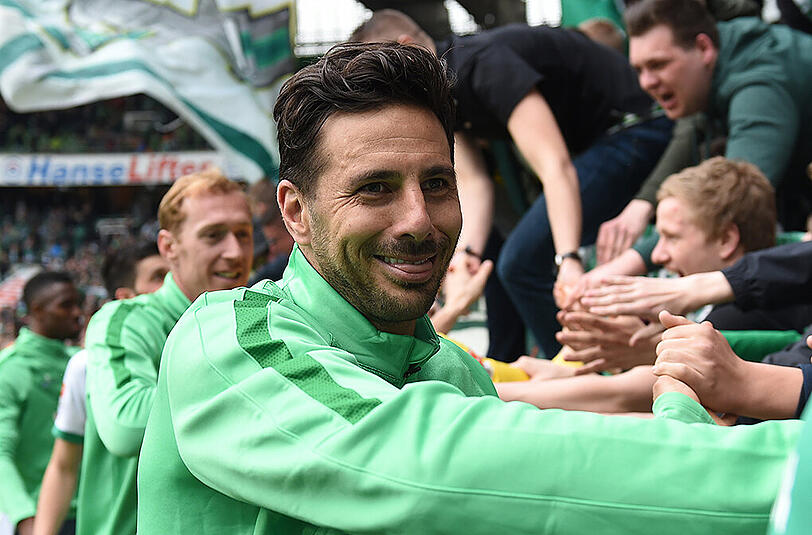 Gemeinsam mit den Fans möchten Pizarro und Werder Bremen gegen Frankfurt die Klasse sichern.