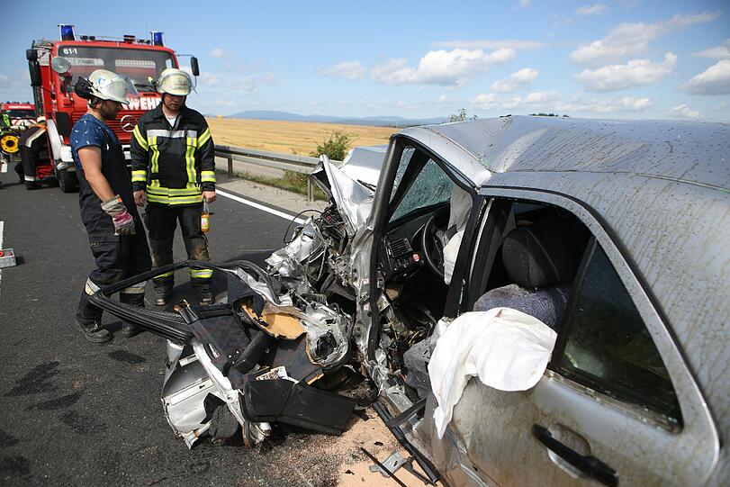 Horror-Unfall in Unterfranken: Bei dem Frontal-Crash kommen zwei Menschen ums Leben.