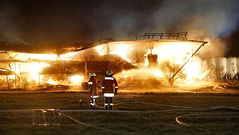 Die Feuerwehr rückte mit etwa 100 Mann an. Die Feuerwehr rückte mit etwa 100 Mann an.