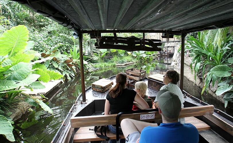 Besucher erkunden die Tropenhalle Gondwanaland in einem Boot.