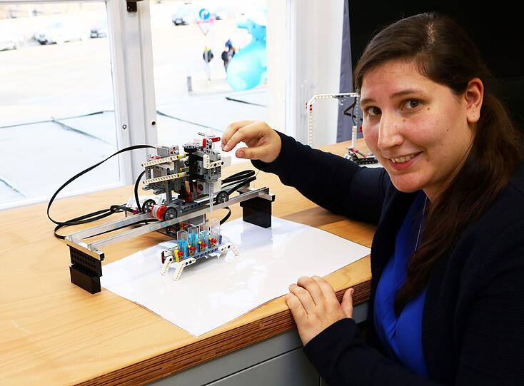 Roboter erleichtern Chemikerin Elisabeth von der Esch die Arbeit.
