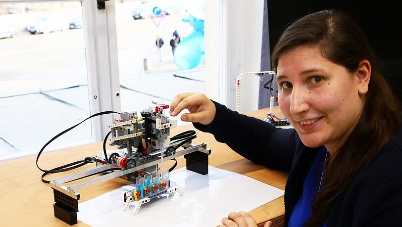 Roboter erleichtern Chemikerin Elisabeth von der Esch die Arbeit. Roboter erleichtern Chemikerin Elisabeth von der Esch die Arbeit.