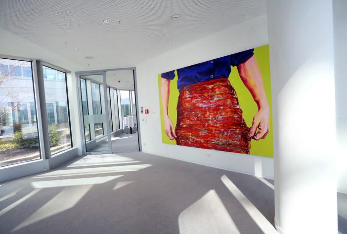 Im ganzen Haus hängen Kunstwerke aus dem großen Bestand der Bank. Pro Stockwerk stammen die Werke jeweils aus einem anderen Land.