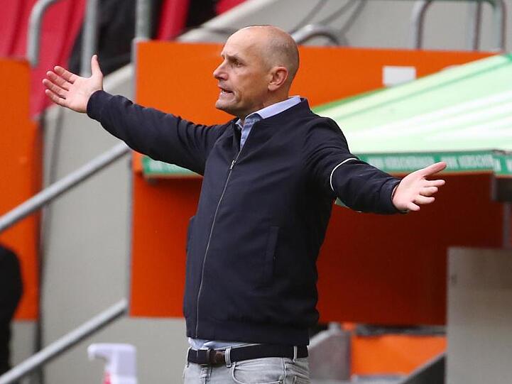 Heiko Herrlich breitet seine Arme aus. Foto: Michael Dalder/Reuters-Pool/dpa/Archivbild