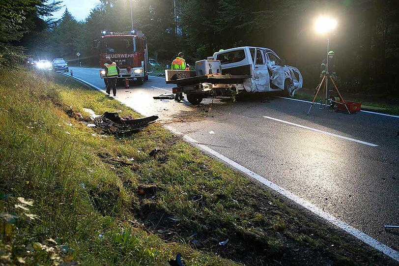 Bei dem missglückten Überholmanöver prallte ein VW Transporter frontal in einen Skoda, beide Fahrer wurden schwer verletzt.