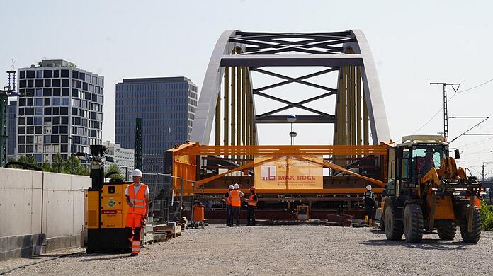 Ein erster Schritt für die neue Stammstrecke: Auf dieser neuen Stahlbogenbrücke sollen einmal S-Bahnen Richtung Laim fahren.