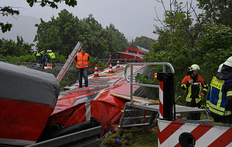 Der Zug war gegen Mittag auf dem Weg von Garmisch-Partenkirchen nach München, als mehrere Waggons im Ortsteil Burgrain aus zunächst unbekannter Ursache entgleisten