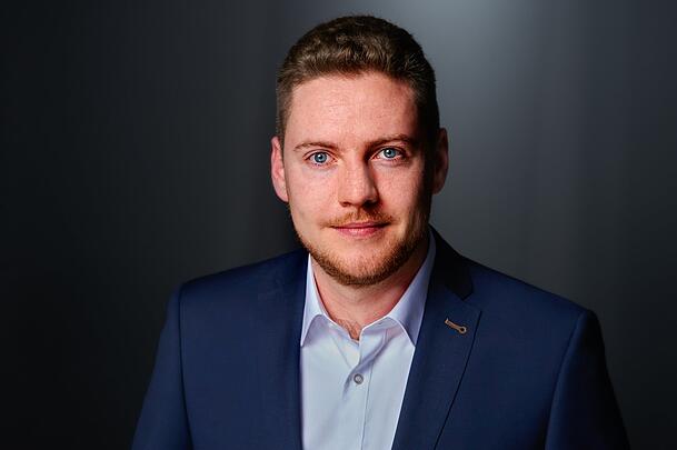 Victor Baumann ist COO - Chief Operating Officer - bei ohne-makler. Das Unternehmen aus Glinde bei Hamburg bietet die Ver&ouml;ffentlichung von Immobilieninseraten auf entsprechenden Plattformen und andere Dienstleistungen um Immobilienangebote.