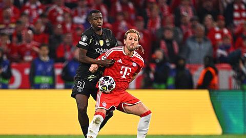 Im Zweikampf:  Willian Pacho von Paris Saint-Germain und Bayern-Torj&auml;ger Harry Kane (r).