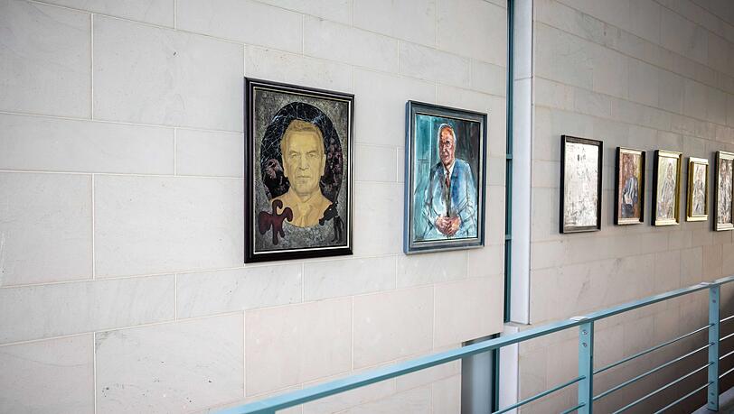 Sieben Kanzlerpirtr&auml;ts h&auml;ngen bereits in der Regierungszentrale. (Archivbild)