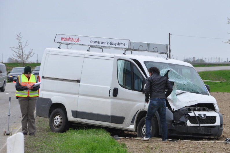 Am Mittwochnachmittag ereignete sich zwischen Erharting und Winhöring ein tödlicher Verkehrsunfall. Ein Radfahrer wurde von einem Kastenwagen frontal erfasst und stirbt noch an der Unfallstelle.