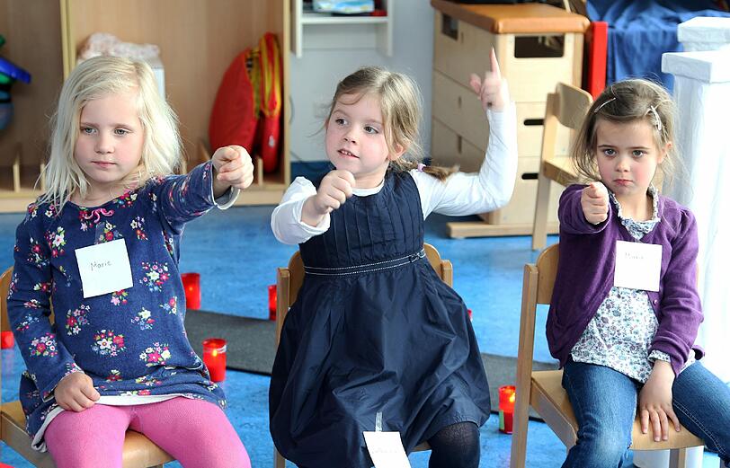 Ob sie einander zugehört haben und aufeinander eingegangen sind, reflektieren die Kids mit den Daumen.