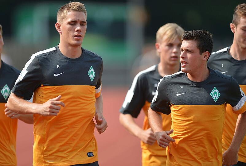 Werder Neuzugang Nils Petersen (l) läuft mit Zlatko Junuzovic beim Trainingsauftakt des Fußball-Bundesligisten Werder Bremen am Donnerstag (05.07.2012) auf dem Trainingsplatz in Bremen für einen Laktattest.