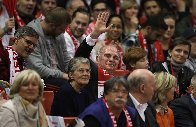 Uli Hoeneß verfolgt das Spiel der Basketballer des FC Bayern München gegen Breose Bamberg im Audi Dome.