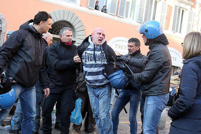 Schwere Ausschreitungen in Rom: Beim Spiel Feyenoord Rotterdam gegen AS Rom drehen Hooligans durch und verwüsten den Bereich um die antike spanische Treppe. Die Bilder...