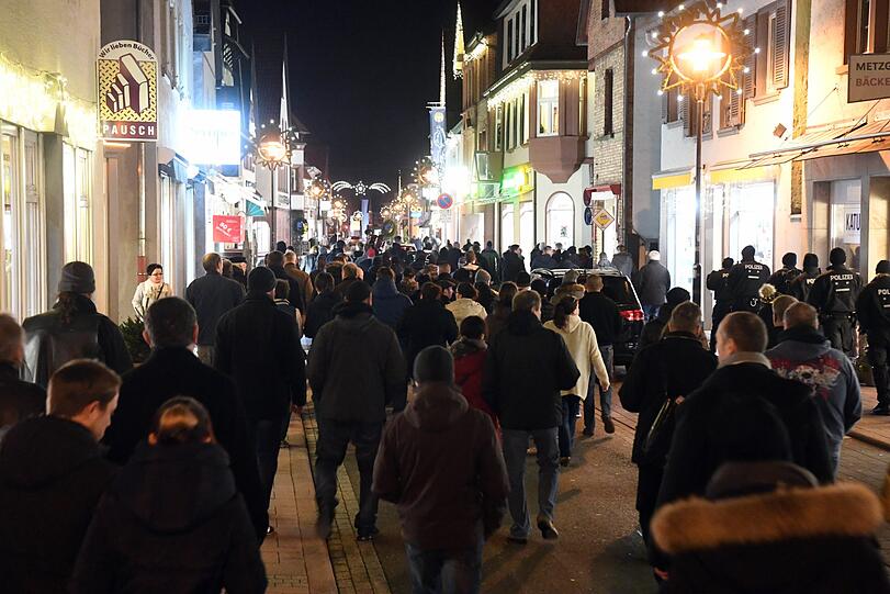 Rund 400 Menschen kamen am Dienstagabend in Kandel zu einem Trauermarsch für die getötete 15-Jährige zusammen. Die Bilder