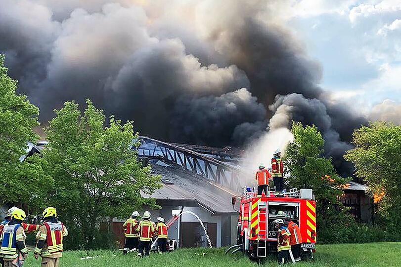 Die Tennishalle des SC Eching brannte am Sonntag lichterloh. Klicken Sie sich durch die Bilder des Feuerwehreinsatzes.