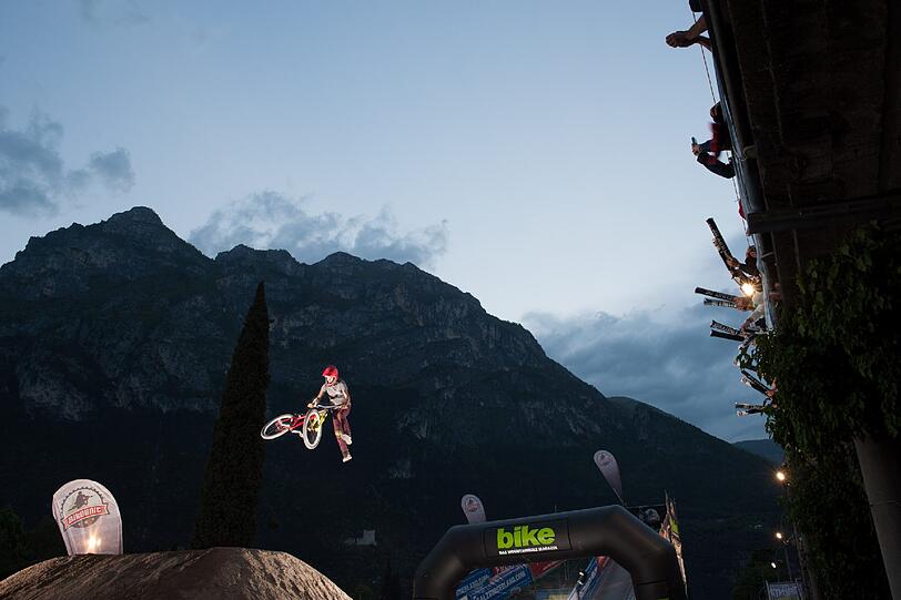 Höher, schneller, weiter - das sind die Bilder vom King of Dirt beim Riva Bike Festival 2013.