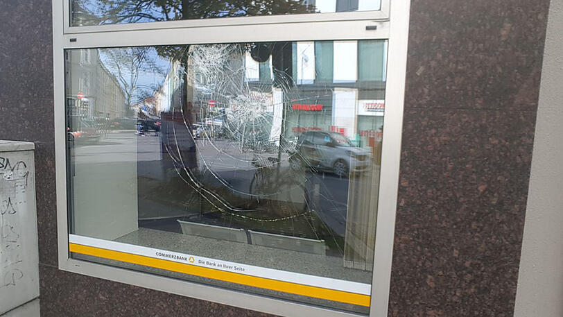 Mit faustgroßen Steinen bewarfen die Randalierer die Fenster der Commerzbank-Filiale.