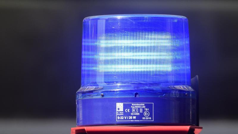 Eine Kennleuchte blinkt während eines Feuerwehreinsatzes auf einem Einsatzfahrzeug. Foto: Robert Michael/dpa/Symbolbild Eine Kennleuchte blinkt während eines Feuerwehreinsatzes auf einem Einsatzfahrzeug. Foto: Robert Michael/dpa/Symbolbild