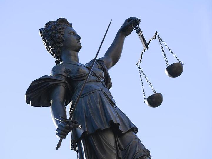 Die Statue der Justitia. Foto: Arne Dedert/Archivbild