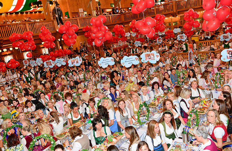 Blick auf die Damenwiesn im Schützenzelt.