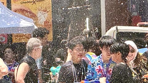 Einheimische und Touristen feiern traditionell zusammen - die meisten sind nach wenigen Minuten klatschnass.