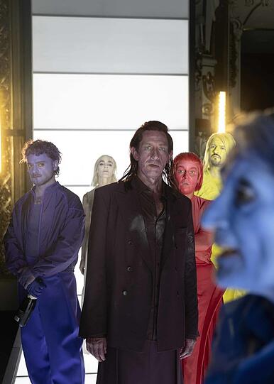 Cino Djavid (Acaste), Maja Schöne (Célimène, links), André Szymanski (Alceste), Cathérine Seifert (Éliante), Camill Jammal (Clitandre), Barbara Nüsse (Philinte) in „Der Menschenfeind“. Cino Djavid (Acaste), Maja Schöne (Célimène, links), André Szymanski (Alceste), Cathérine Seifert (Éliante), Camill Jammal (Clitandre), Barbara Nüsse (Philinte) in „Der Menschenfeind“.