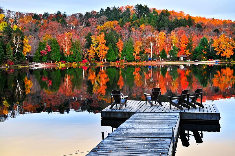 Wenn der Herbst in seinen schönsten Farben daherkommt, dann verfliegt die Trauer um den Sommer schnell. Unter Blättern aus leuchtendem Orange, Rot und Gelb macht das Spazierengehen selbst bei Regen, Wind und Nebel Spaß. Indian Summer nennt man das Phänomen der Herbstfärbung - zumindest überall dort, wo sie besonders prachtvoll ausfällt. Wir verraten, wo das in Deutschland der Fall ist. Wenn der Herbst in seinen schönsten Farben daherkommt, dann verfliegt die Trauer um den Sommer schnell. Unter Blättern aus leuchtendem Orange, Rot und Gelb macht das Spazierengehen selbst bei Regen, Wind und Nebel Spaß. Indian Summer nennt man das Phänomen der Herbstfärbung - zumindest überall dort, wo sie besonders prachtvoll ausfällt. Wir verraten, wo das in Deutschland der Fall ist.