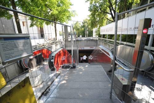 Die Rolltreppen-Baustelle am Haltepunkt Königsplatz soll im September verschwunden sein.