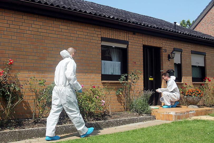 Polizeibeamte sichern nach dem Fund von brennenden Leichenteilen bei Buxtehude die Spuren. (Foto: Polizeiinspektion Stade)