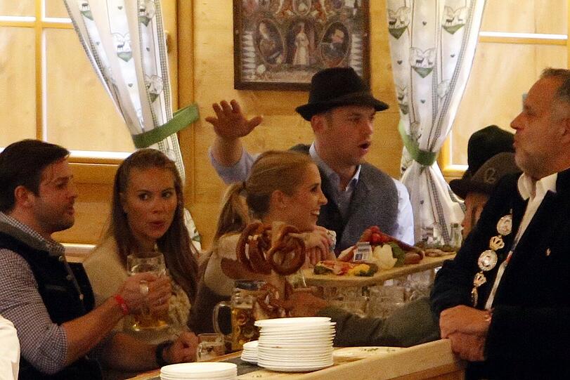 Manuel Neuer mit seiner Freundin Nina im Schützenzelt