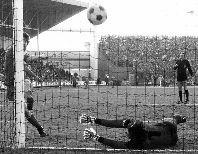 Paul Breitner überwindet Bremen-Keeper Dieter Burdenski.