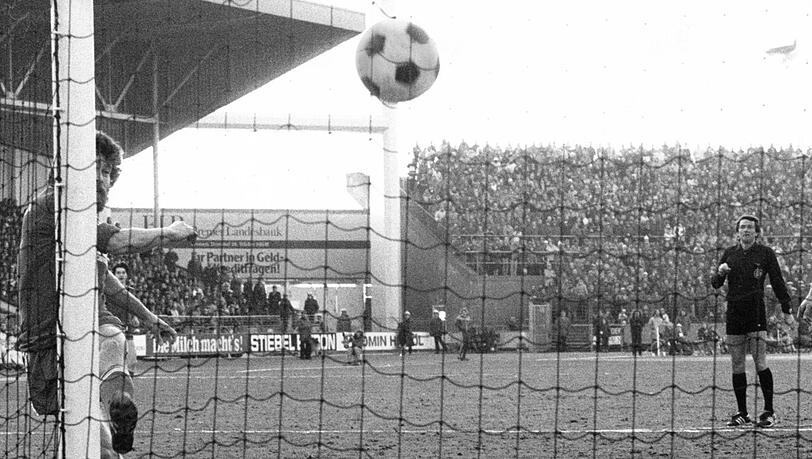 Paul Breitner überwindet Bremen-Keeper Dieter Burdenski. Paul Breitner überwindet Bremen-Keeper Dieter Burdenski.