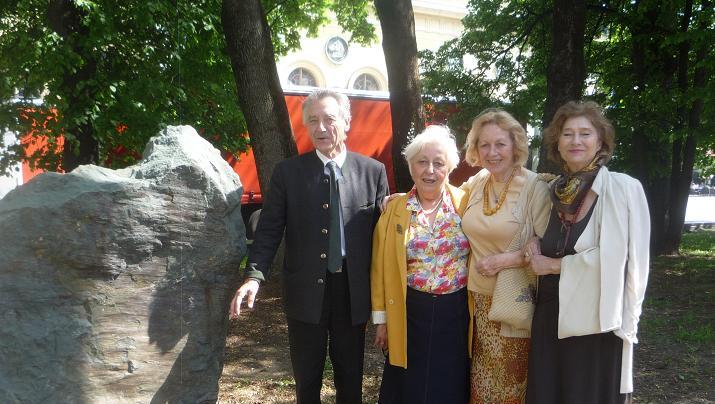 Gruppenbild mit (umstrittenen) Stein (v. l.): Stadtrat Reinhold Babor, Gisela Aeckerlein, Vereinsvorsitzende Margot Günther, Seniorenbeirätin Franziska Miroschnikoff. Gruppenbild mit (umstrittenen) Stein (v. l.): Stadtrat Reinhold Babor, Gisela Aeckerlein, Vereinsvorsitzende Margot Günther, Seniorenbeirätin Franziska Miroschnikoff.