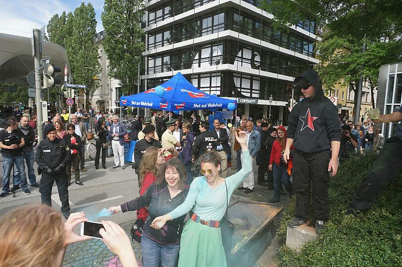 Der Wind stand schlecht für das Bunte Bündnis besorgter Bürger: Der Stand der AfD blieb nahezu unversehrt.