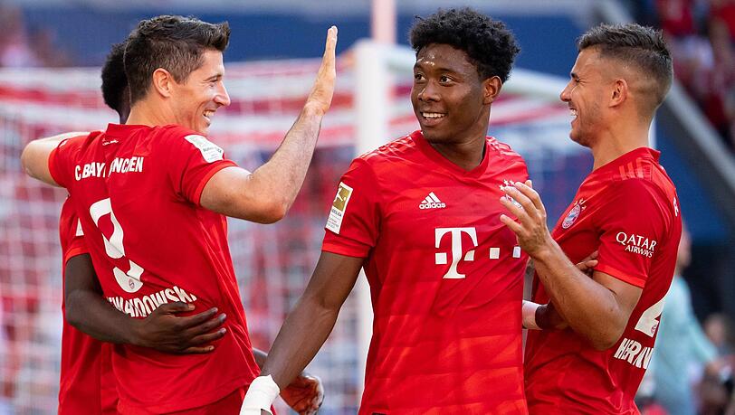 Meister sind die Bayern um Robert Lewandowski, David Alaba und Leon Goretzka (von links) schon, jetzt soll der Pokal folgen. Es wäre der 50. deutsche Titel in der Klubhistorie.