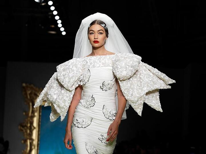 Model Gigi Hadid mit einem Kleid von Moschino in Mailand.