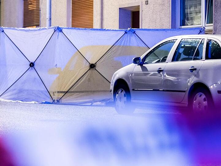 Ein Sichtschutz steht vor einer Häuserreihe in Bochum. Ein Polizist hat bei einem Einsatz einen Mann erschossen.
