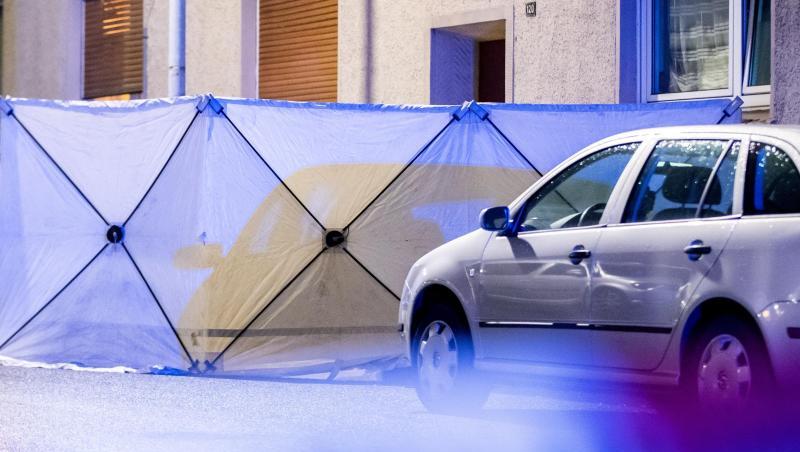 Ein Sichtschutz steht vor einer Häuserreihe in Bochum. Ein Polizist hat bei einem Einsatz einen Mann erschossen. Ein Sichtschutz steht vor einer Häuserreihe in Bochum. Ein Polizist hat bei einem Einsatz einen Mann erschossen.