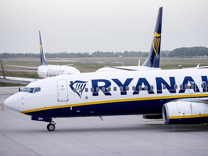 Flugzeuge der irischen Airline Ryanair auf dem Vorfeld eines Flughafens.