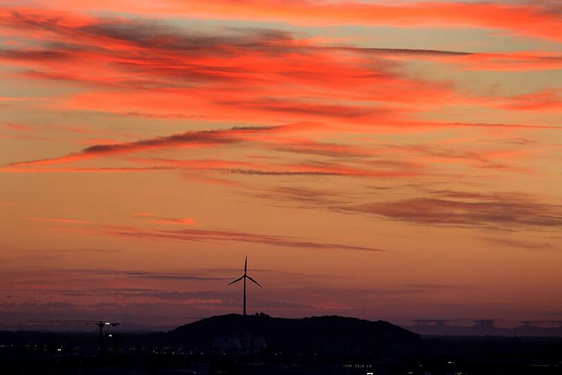 Sonnenaufgang: Der Blick Richtung Norden auf Müllberg und Windradl.