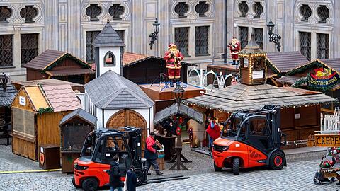 In der Residenz werden schon die Buden aufgebaut. Am Dienstag berät der Krisenstab der Stadt darüber, ob es den Markt überhaupt geben soll.