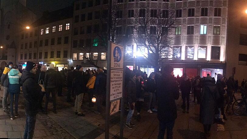 100 unangemeldete Demo-Teilnehmer sind am Montagabend zum Rindermarkt gekommen