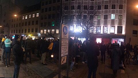 100 unangemeldete Demo-Teilnehmer sind am Montagabend zum Rindermarkt gekommen