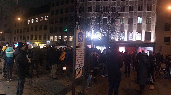 100 unangemeldete Demo-Teilnehmer sind am Montagabend zum Rindermarkt gekommen