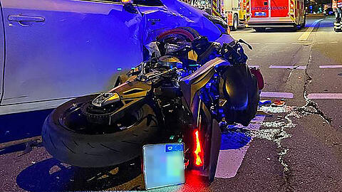 Beim dem Unfall wurde der 20-jährige Motorradfahrer schwer verletzt.