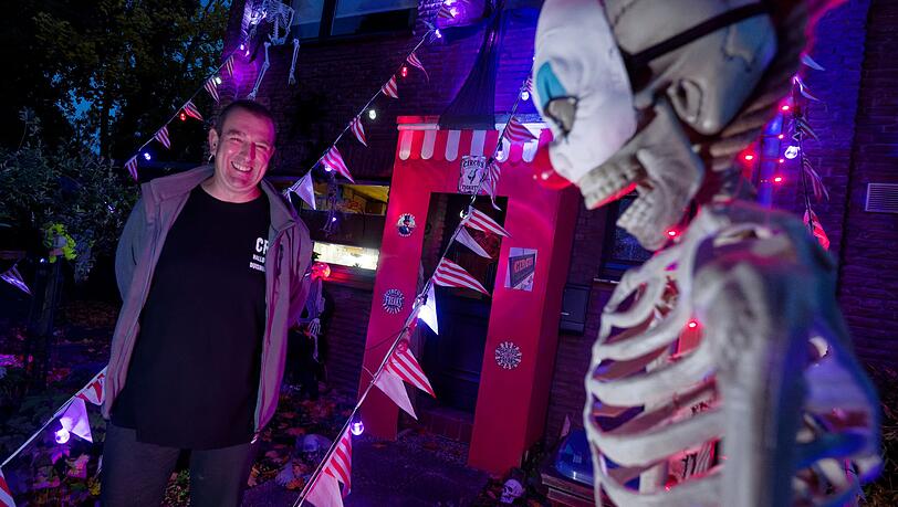 Er hat gut lachen: Dieses Jahr ist das Motto in Sven Wagners Halloween-Haus "Freak Circus". Er hat gut lachen: Dieses Jahr ist das Motto in Sven Wagners Halloween-Haus "Freak Circus".