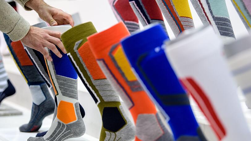 Socken sind zu einem beliebten modischen Accessoires geworden.